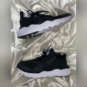 Nike Huarache women’s size 9 black sneakers